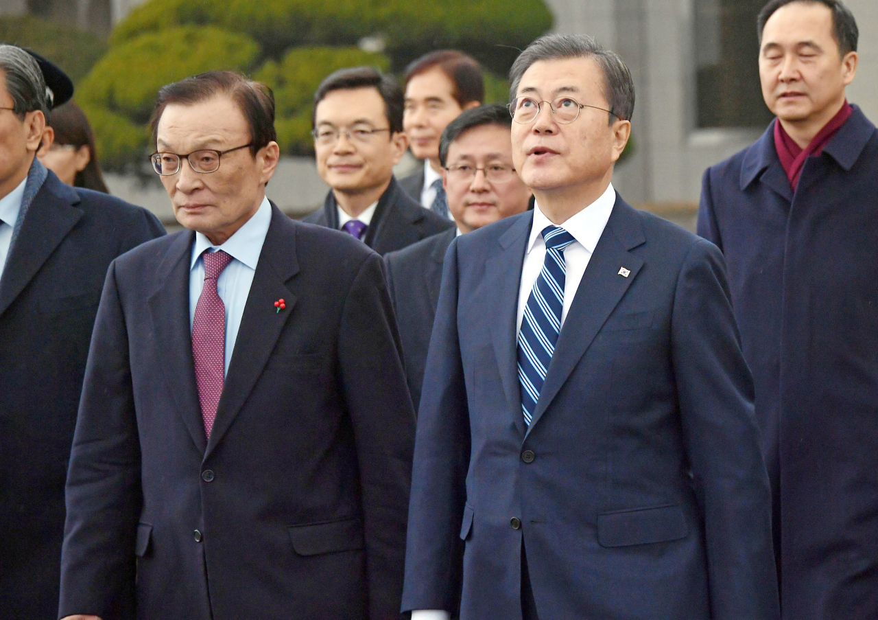 중국에서 열리는 한중일 정상회의에 참석하는 문재인 대통령이 23일 서울공항에서 환송 나온 더불어민주당 이해찬 대표 등과 이동하고 있다. [연합]