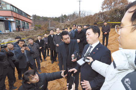 김오수 법무부 장관 직무대행이 20일 오후 광주 북구 옛 광주교도소 부지 유골 발견 현장을 살펴보고 기자들 질문에 답하고 있다. [연합]