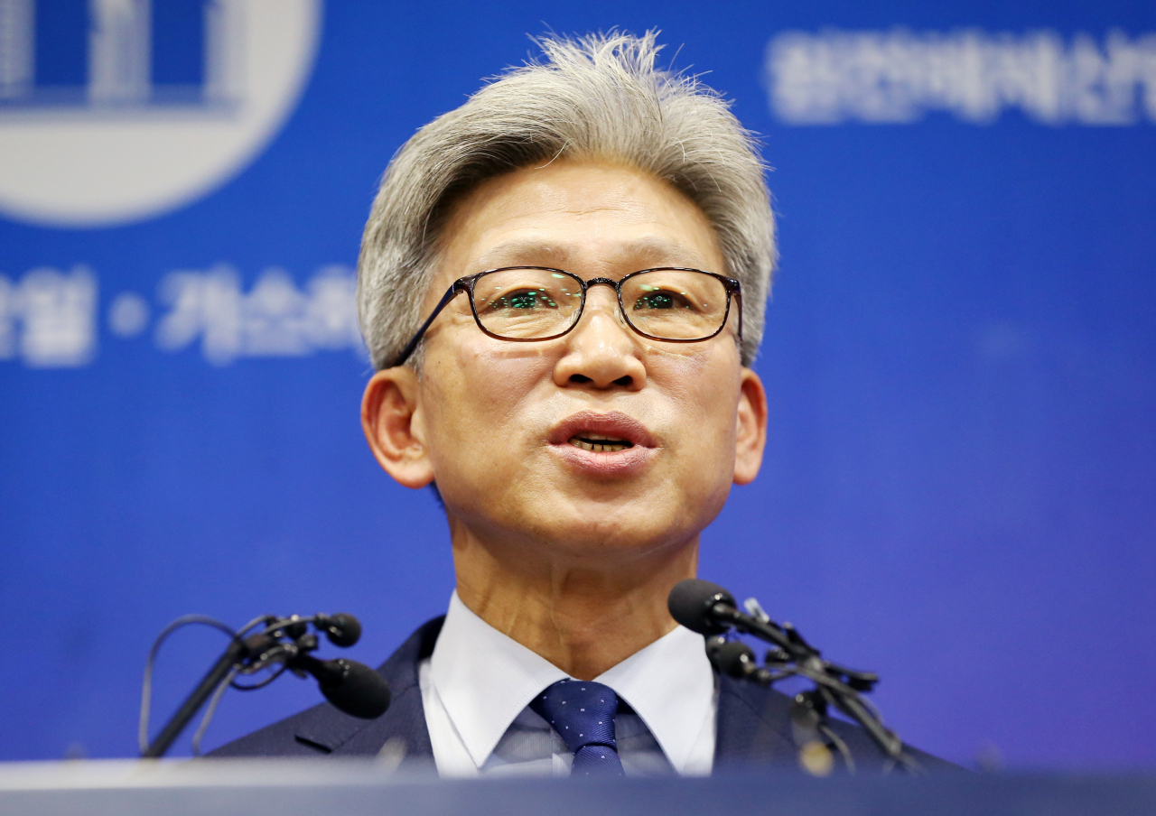 송병기 울산시 경제부시장이 23일 오전 울산시청 프레스센터에서 최근 검찰 수사와 관련한 입장을 밝히는 기자회견을 하고 있다. 송 부시장은 김기현 전 울산시장 측근 비리를 처음으로 청와대에 제공한 최초 제보자로 알려져 있다. 연합뉴스