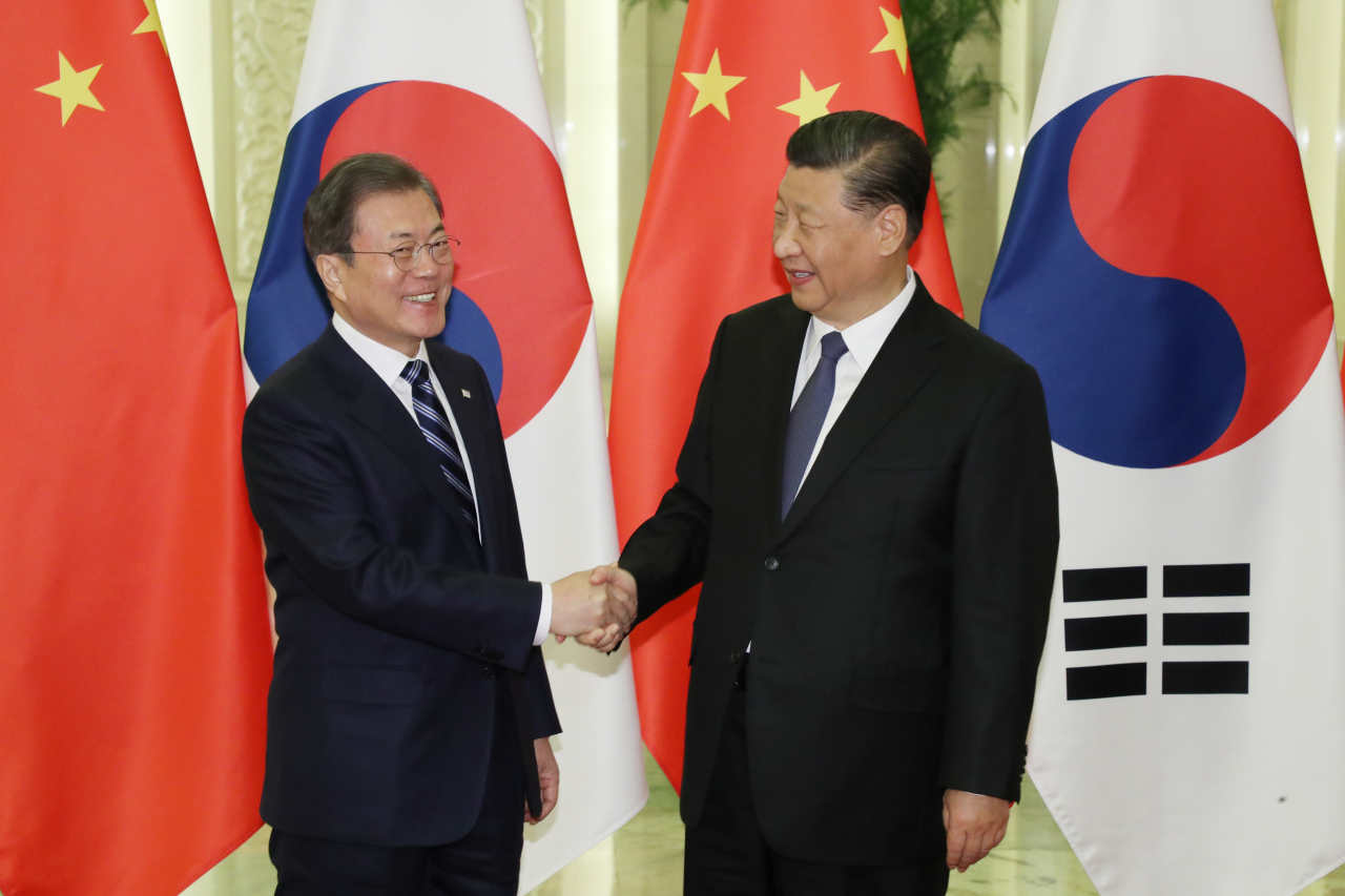 문재인 대통령과 시진핑 중국 국가주석이 23일 베이징 인민대회당에서 정상회담 전 악수하고 있다. 연합뉴스