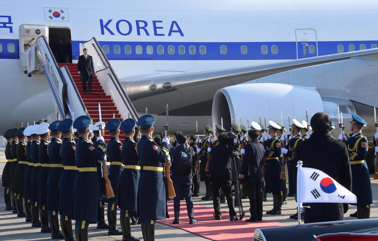 문재인 대통령이 23일 베이징 서우두 공항에 도착, 전용기에서 내리고 있다. 문 대통령은 베이징에서 시진핑 중국 국가주석과 정상회담 후 쓰촨성 청두에서 열리는 한중일 정상회의에 참석한다. [연합]
