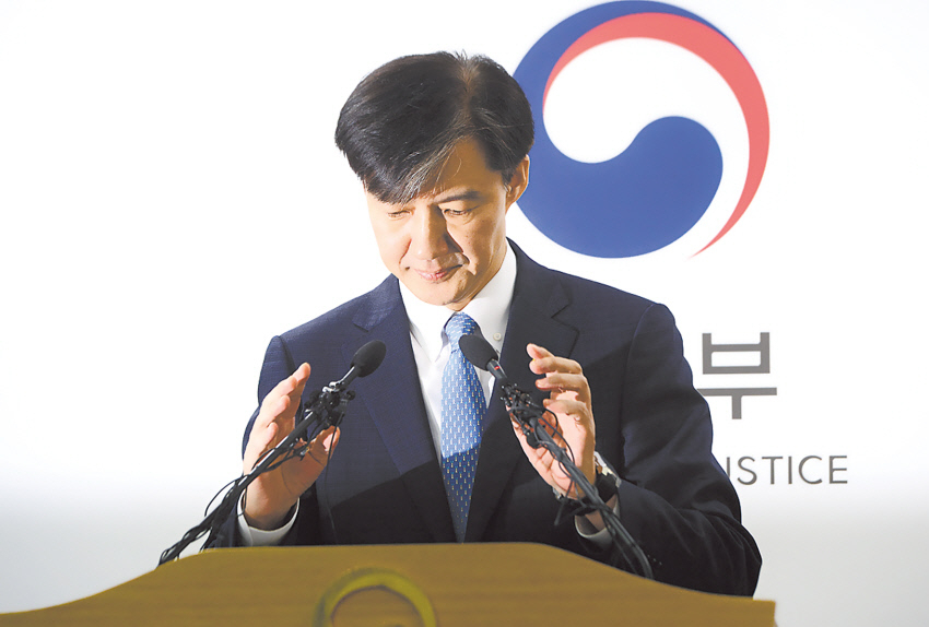 조국 전 법무부 장관 임명은 한국 보혁갈등의 촉매였고, 뿌리깊은 검·경 갈등의 도화선이 됐다. 누적 기준 수백만명의 인파가 광화문과 서초동에서 각각 ‘조국 사퇴’와 ‘조국 수호’를 외쳤다. 조국 여진은 새해까지도 이어질 전망이다. 박해묵 기자/mook@heraldcorp.com