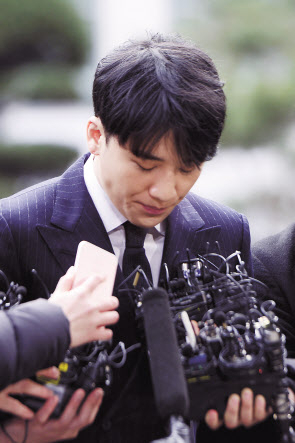 돈과 권력, 마약과 연예인이라는 휘발성 높은 요소들이 빠짐없이 들어간 버닝썬 사건의 시작은 클럽에서 빚어진 단순 폭행 사건이었다. 이 사건으로 클럽과 유착됐던 강남 경찰들이 줄줄이 입건됐고 가수 승리와 정준영 등 연예인들이 원정도박·성폭행 등 혐의로 재판에 넘겨졌다. 박해묵 기자/mook@heraldcorp.com