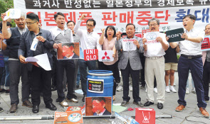 한국 대법원의 일제강점기 징용 배상 판결을 계기로 일본의 무역보복 조치, 한국의 지소미아(한일 군사정보보호협정) 종료 선언 등 한일갈등이 극에 달한 한해였다. 무역보복으로 시민사회를 중심으로 일본상품 불매운동이 달아 올랐고 SNS에는 ‘#No_JAPAN’, ‘#Boycott_Japan’, ‘#불매운동’ 등 해시태그가 붙은 동참 게시글이 끝없이 이어졌다. [연합]