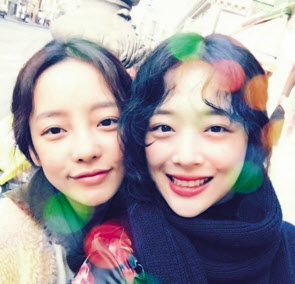대중의 사랑을 받았던 스타들이 안타까운 이별을 고했다. 가수 겸 배우인 설리(본명 최진리·25·오른쪽)는 지난 10월 14일 자택에서 숨진 채 발견됐고 절친인 가수 구하라(28)마저 한달만에 극단적 선택을 했다. 이들의 비극으로 ‘연예인 악플’에 대한 사회적 경각심이 더욱 높아졌다. [구하라 SNS]