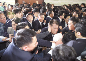 국회는 연동형 비례대표제 도입을 골자로 한 선거제 개혁안과 검찰개혁 법안의 패스스트트랙(신속안건) 지정을 두고 1년 내내 갈등을 지속했다. 4월 패스트트랙 지정 과정에서 여야는 물리적 충돌을 빚으며 ‘동물국회’를 재연했다. [연합]