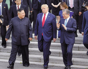 문재인 대통령(사진 오른쪽)과 도널드 트럼프 미국 대통령, 그리고 북한의 김정은 국무위원장이 6월30일 사상 처음으로 판문점에서 만나 남북미 정상 회동을 가졌다. 이번 회동으로 정전협정이 이뤄진 1953년 이래 66년 만에 북미 정상의 판문점 만남이 이뤄졌으며, 트럼프 대통령은 미국 대통령 중 처음으로 북한 땅을 밟은 대통령이 됐다. [연합]