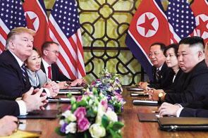 2월28일 베트남 하노이. 지난해 싱가포르에서 사상 첫 북미정상회담을 가진 도널드 트럼프 미국 대통령(왼쪽)과 김정은 북한 국무위원장이 하노이에 위치한 소피텔 레전드 메트로폴 호텔에서 열린 확대회담 도중 심각한 표정을 짓고 있다. 결국 협상은 ‘노딜’로 끝났고, 한반도 비핵화를 향한 양국의 노력도 교착상태에 빠지게 됐다. [연합]