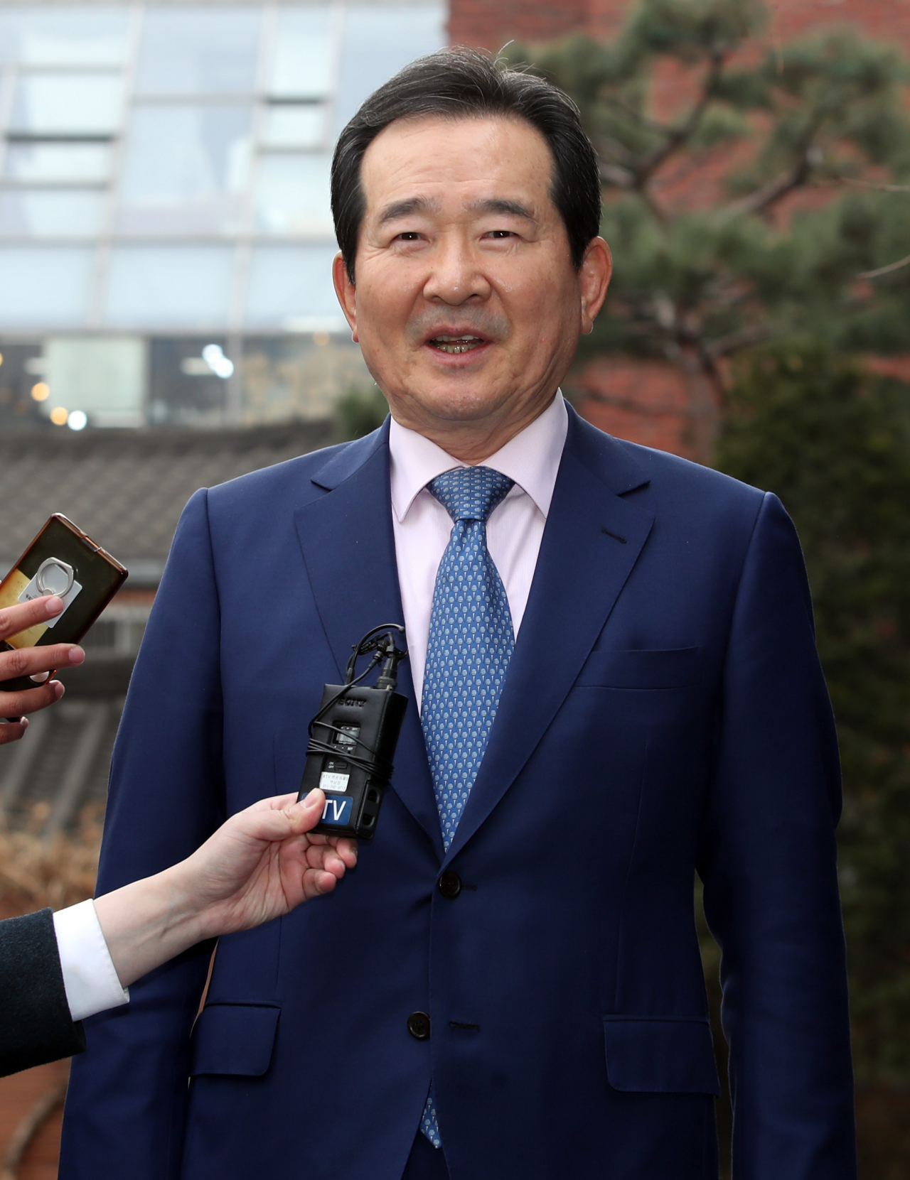 정세균 국무총리 후보자가 23일 서울 종로구 통의동 금융감독원 연수원에 마련된 인사청문회 준비단 사무실로 출근하며 취재진 질문에 답하고 있다.［연합］