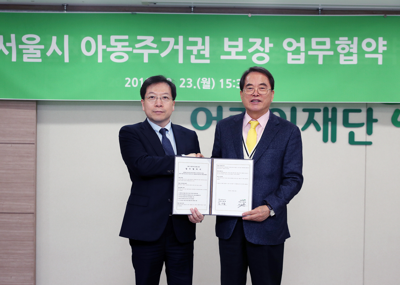 서울주택도시공사(사장 김세용, 사진 좌측)는 23일 오후 초록우산어린이재단(회장 이제훈, 사진 우측)과 초록우산어린이재단 본부 11층 대회의실에서 아동주거권 보장을 위한 업무협약을 체결했다. [사진=SH공사 제공]