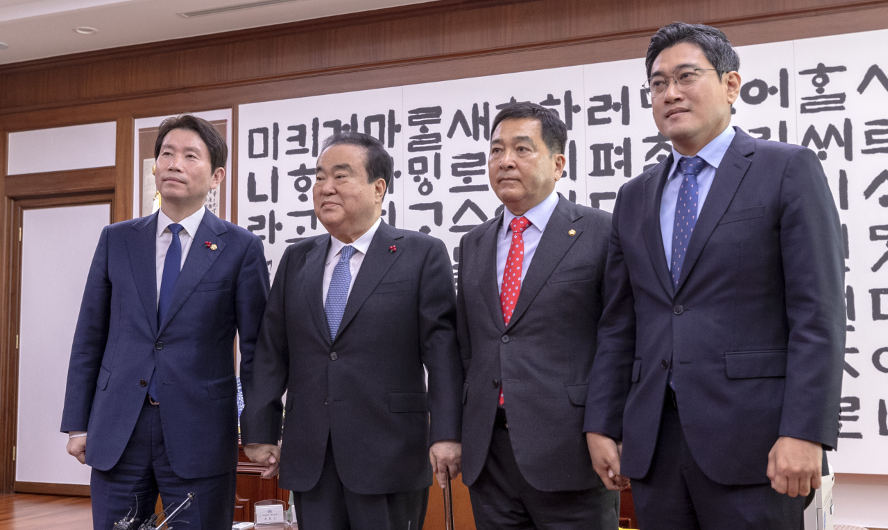 문희상 국회의장이 23일 오전 서울 여의도 국회 국회의장실에서 교섭단체 3당 원내대표와 회동을 하고 있다. 왼쪽부터 더불어민주당 이인영 원내대표, 문희상 의장, 자유한국당 심재철 원내대표, 바른미래당 오신환 원내대표. [연합]
