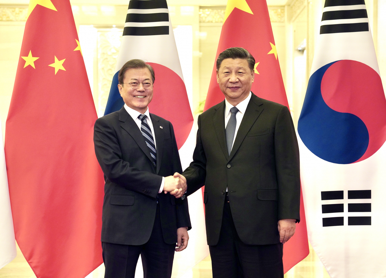 문재인 대통령과 시진핑 중국 국가주석이 지난 23일 베이징 인민대회당에서 정상회담 전 악수하고 있다. [연합]