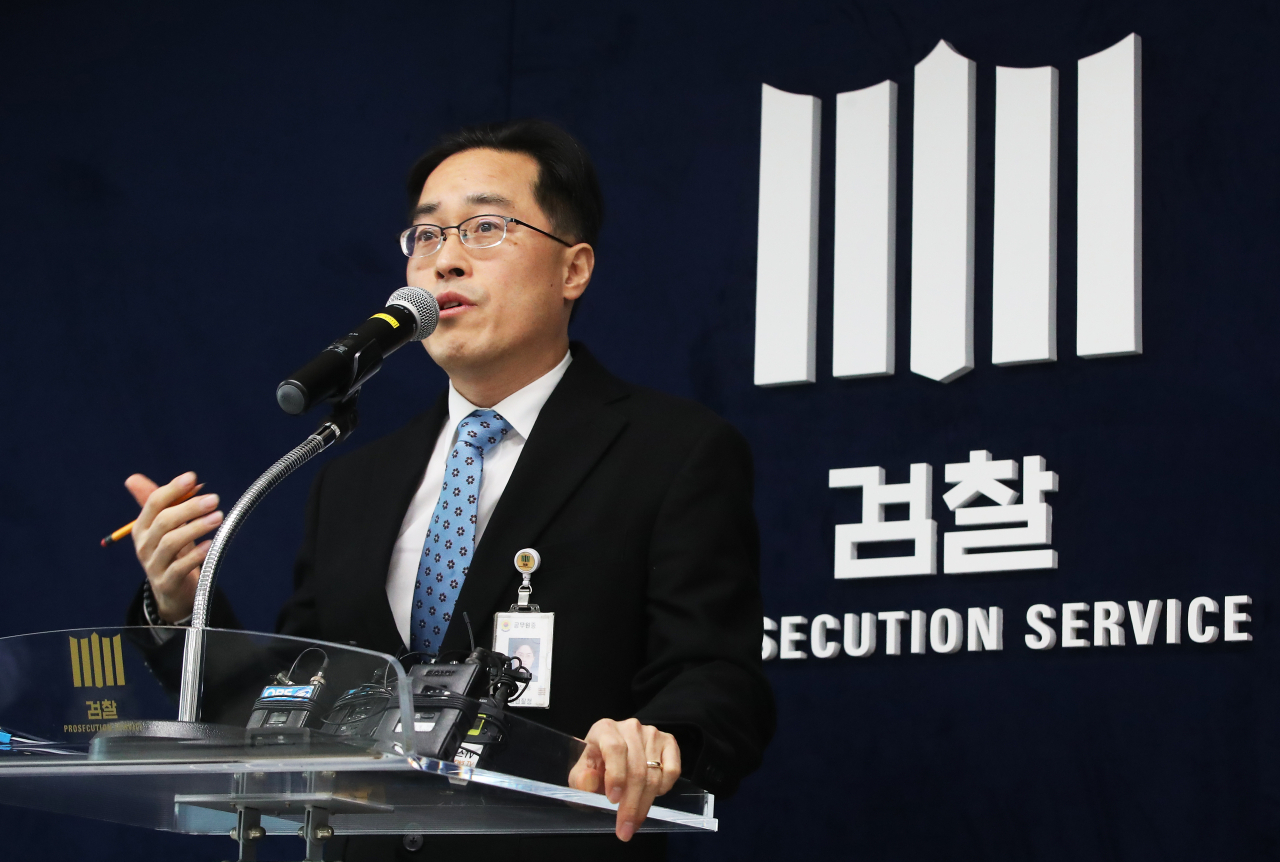 이진동 수원지검 2차장검사가 23일 오후 경기도 수원시 영통구 수원지방검찰청 브리핑실에서 열린 이춘재 연쇄살인 8차 사건 재심 관련 브리핑에서 취재진 질문에 답하고 있다. [연합]