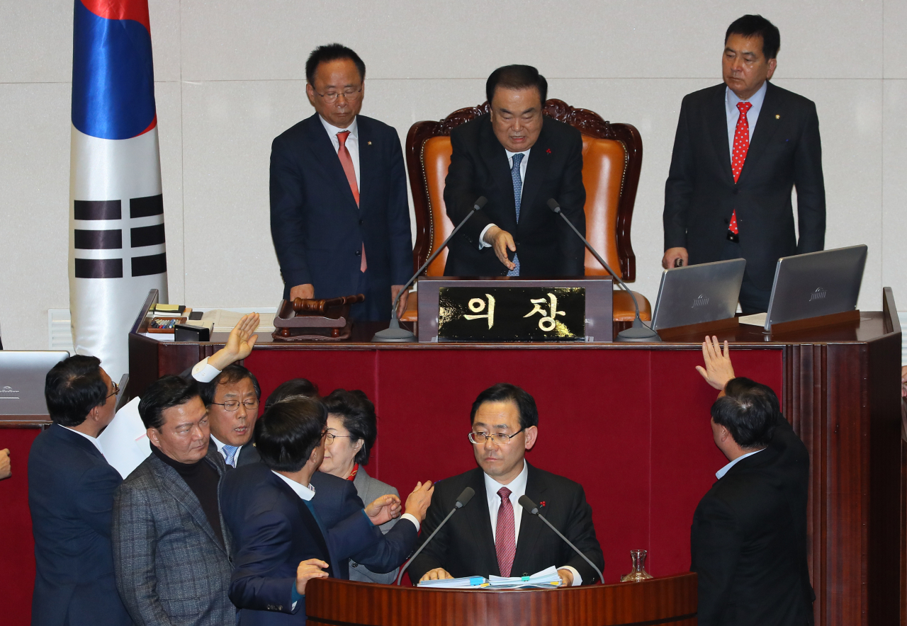 문희상 국회의장이 23일 오후 국회 본회의에서 임시국회 회기 결정 안건에 대해 자유한국당 주호영 의원이 무제한 토론을 시작하려하자 거절하며 민주당 윤후덕 의원에게 다음 토론을 제안하고 있다. 자유한국당 의원들이 윤 의원을 막고 있다. [연합]