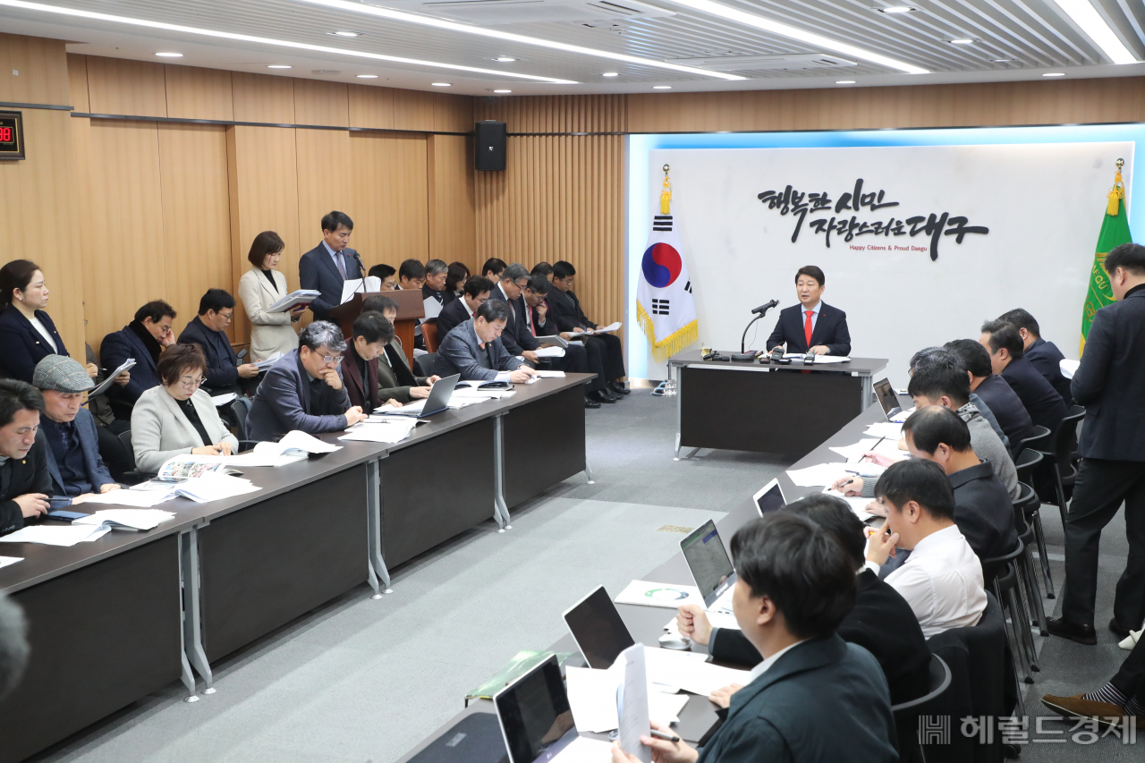 권영진 대구시장이 23일 시청 상황실에서 송년 기자회견을 열고 있다.[대구시 제공]