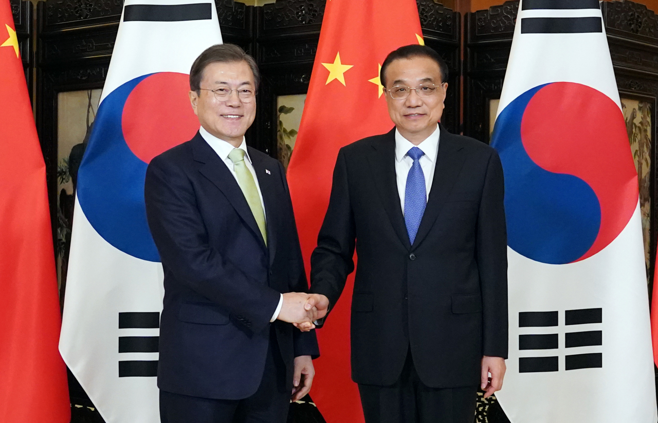 문재인 대통령과 리커창 중국 국무원 총리가 23일 오후 중국 쓰촨(四川)성 청두(成都) 진장호텔에서 양자회담 전 악수하고 있다. [연합]
