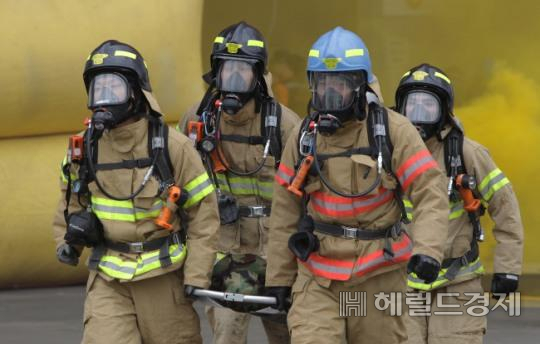 2015년 12월6일에 송파구 방이동 찜질방에서 발생한 화재 사고 때 소방관들이 피해자를 들 것에 실어나르고 있다.