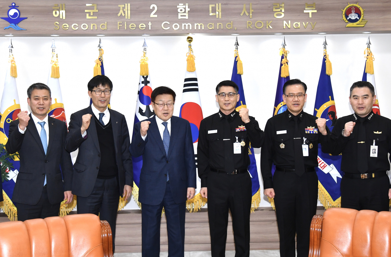 한국무역협회(회장 김영주)는 23일 경기도 평택 소재 해군 제2함대사령부를 방문해 유근종 사령관을 만나 추운 날씨에도 국방의 의무를 다하고 있는 장병들의 노고를 격려했다. 왼쪽 두번째부터 최용민 무역협회 경영관리본부장, 김영주 무역협회 회장, 유근종 해군 제2함대사령부 사령관[한국무역협회]