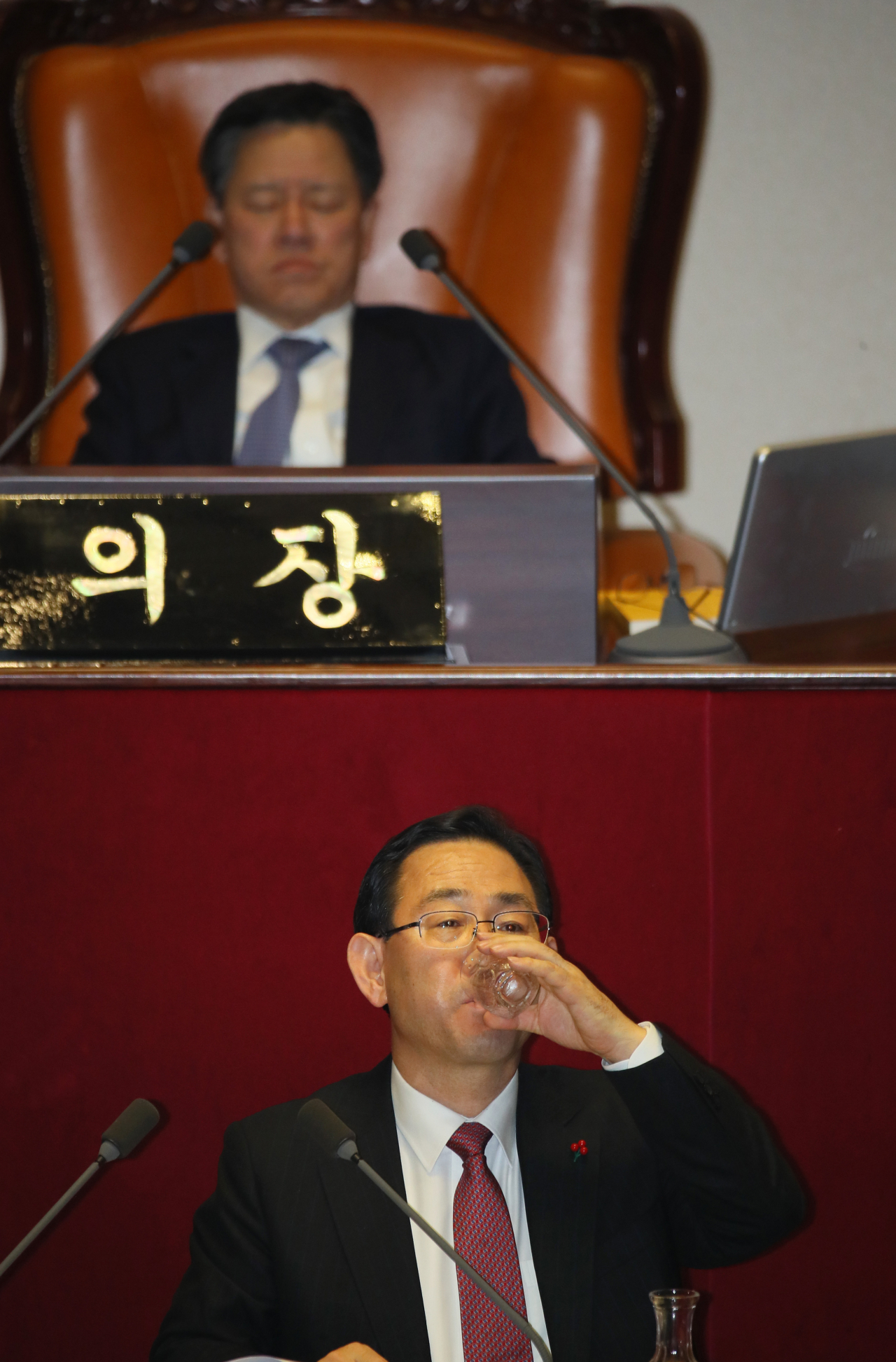 필리버스터 첫 주자로 나선 자유한국당 주호영 의원이 24일 국회 본회의에서 '공직선거법 개정안'에 대해 무제한 토론하던 중 물을 마시고 있다. [연합]