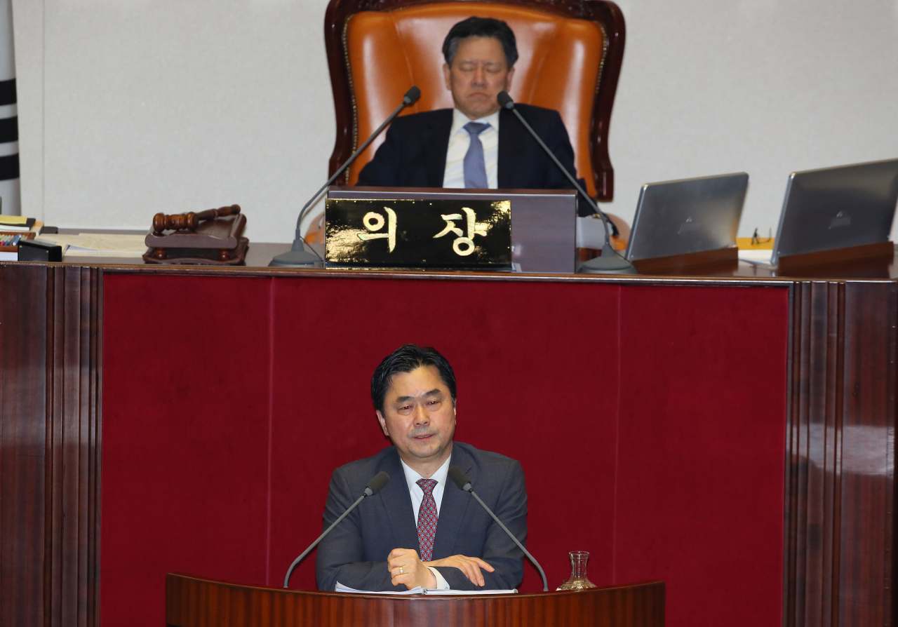 더불어민주당 김종민 의원이 24일 국회 본회의에서 자유한국당 주호영 의원에 이어 두 번째로 '공직선거법 개정안'에 대해 무제한 토론하고 있다. [연합]