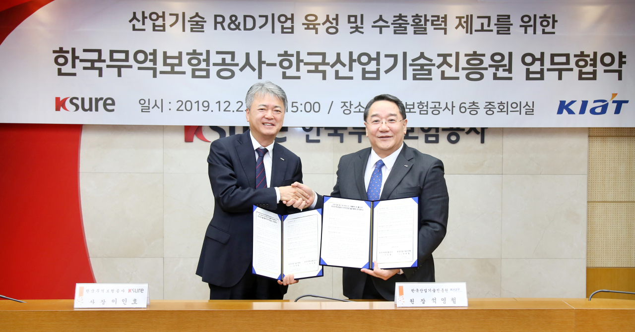 이인호(왼쪽) 한국무역보험공사 사장과 석영철 한국산업기술진흥원장이 23일 서울 종로구 무역보험공사 회의실에서 ‘산업기술 R&D 기업 육성 및수출활력 제고를 위한 업무협약’을 체결하고 기념촬영을 하고 있다.[한국무역보험공사 제공]