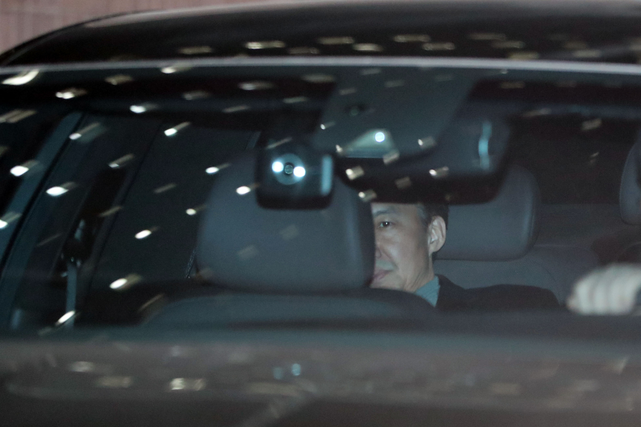 조국 전 법무부 장관이 지난달 21일 오후 서울중앙지검에서 소환 조사를 마친 뒤 차량을 타고 밖으로 나서고 있다. [연합]