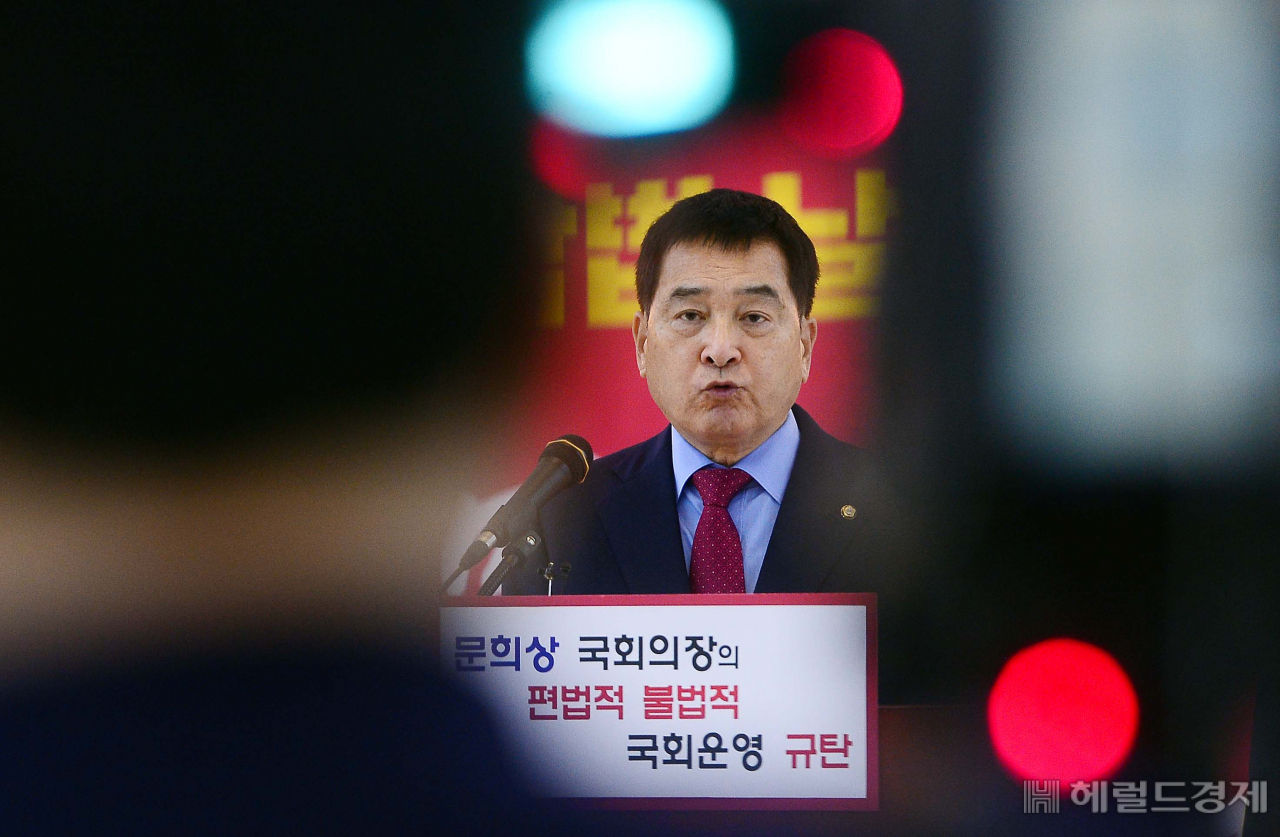[헤럴드경제=이상섭 기자]24일 오전 국회 로텐데홀에서 열린 기자회견에서 자유한국당 심재철 원내대표가 발언하고 있다 babtong@heraldcorp.com