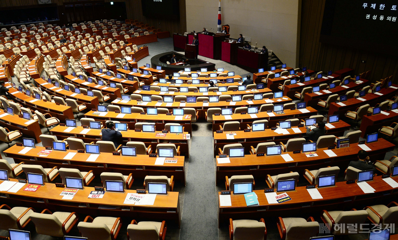 [헤럴드경제=이상섭 기자]24일 오전 국회 본회의장에서 '공직선거법 개정안'에 대한 무제한 토론이 계속된 가운데 자유한국당 권성동 의원이 세번째 주자로 나서 발언하고 있다. babtong@heraldcorp.com