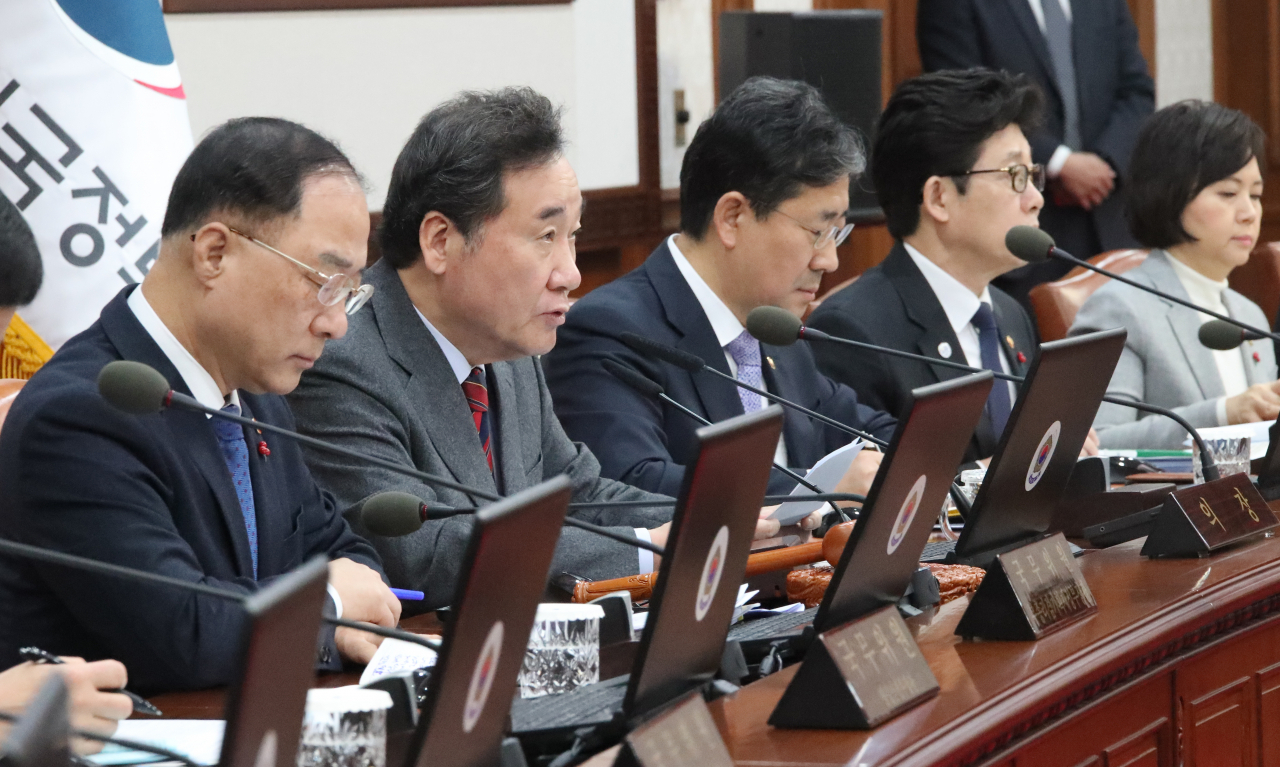 이낙연 국무총리가 24일 오전 정부서울청사에서 열린 국무회의에서 발언하고 있다.[연합]