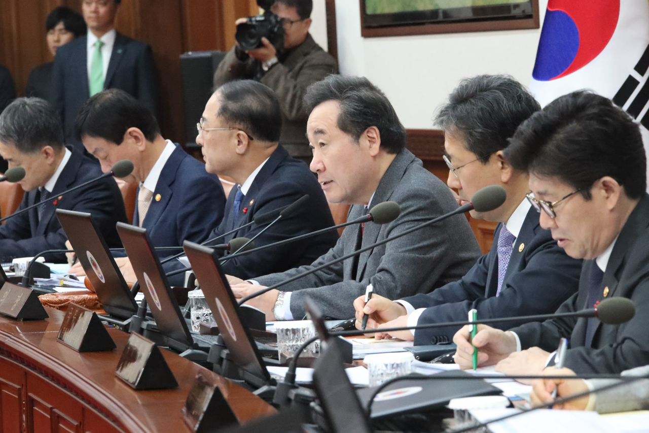 이낙연 국무총리가 24일 오전 정부서울청사에서 열린 국무회의에서 발언하고 있다.[연합]