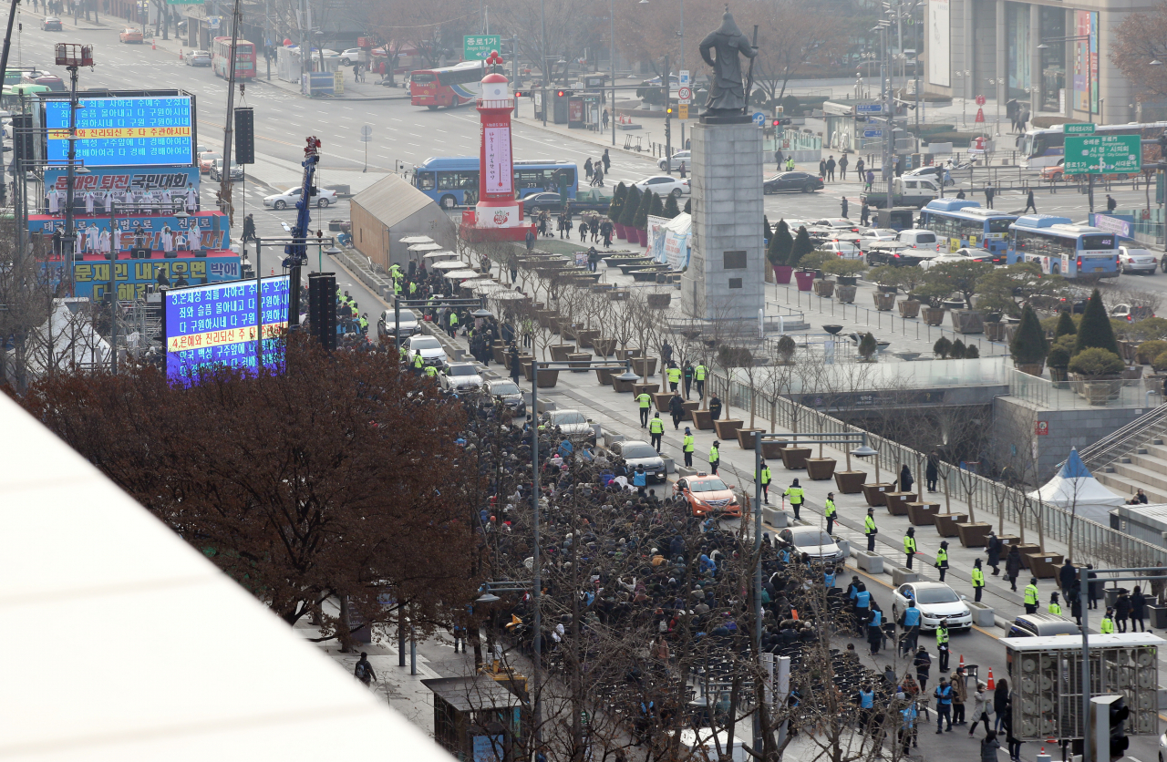 22일 오전 서울 교보빌딩 앞에서 범국민투쟁본부 주최로 열린 대한민국 바로세우기 국민대회에서 참가자들이 찬송가를 부르는 등 기도를 하고 있다. 연합뉴스