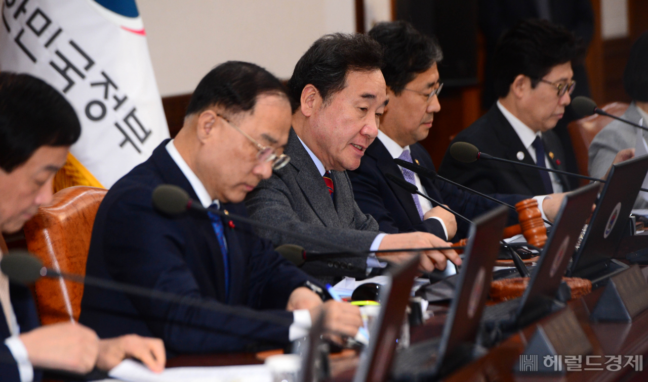 이낙연 국무총리(가운데)가 24일 오전 서울 종로구 정부서울청사에서 국무회의를 주재하고 있다. 이날 정부는 내년도 예산안이 담긴 '2020년도 예산안 국회 증액에 대한 동의 및 예산 공고안', '예산배정계획안'과 2020년 건강보험료율을 올해 대비 3.2% 인상하는 국민연금법 시행령 일부개정령안을 심의·의결했다. 박해묵 기자/mook@heraldcorp.com