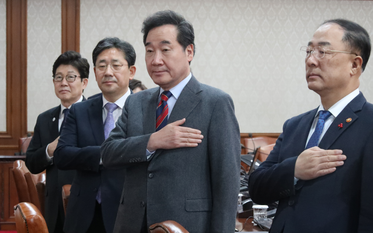 이낙연 국무총리(오른쪽 두 번째)가 24일 정부서울청사에서 열린 국무회의에 참석하고 있다.[연합]