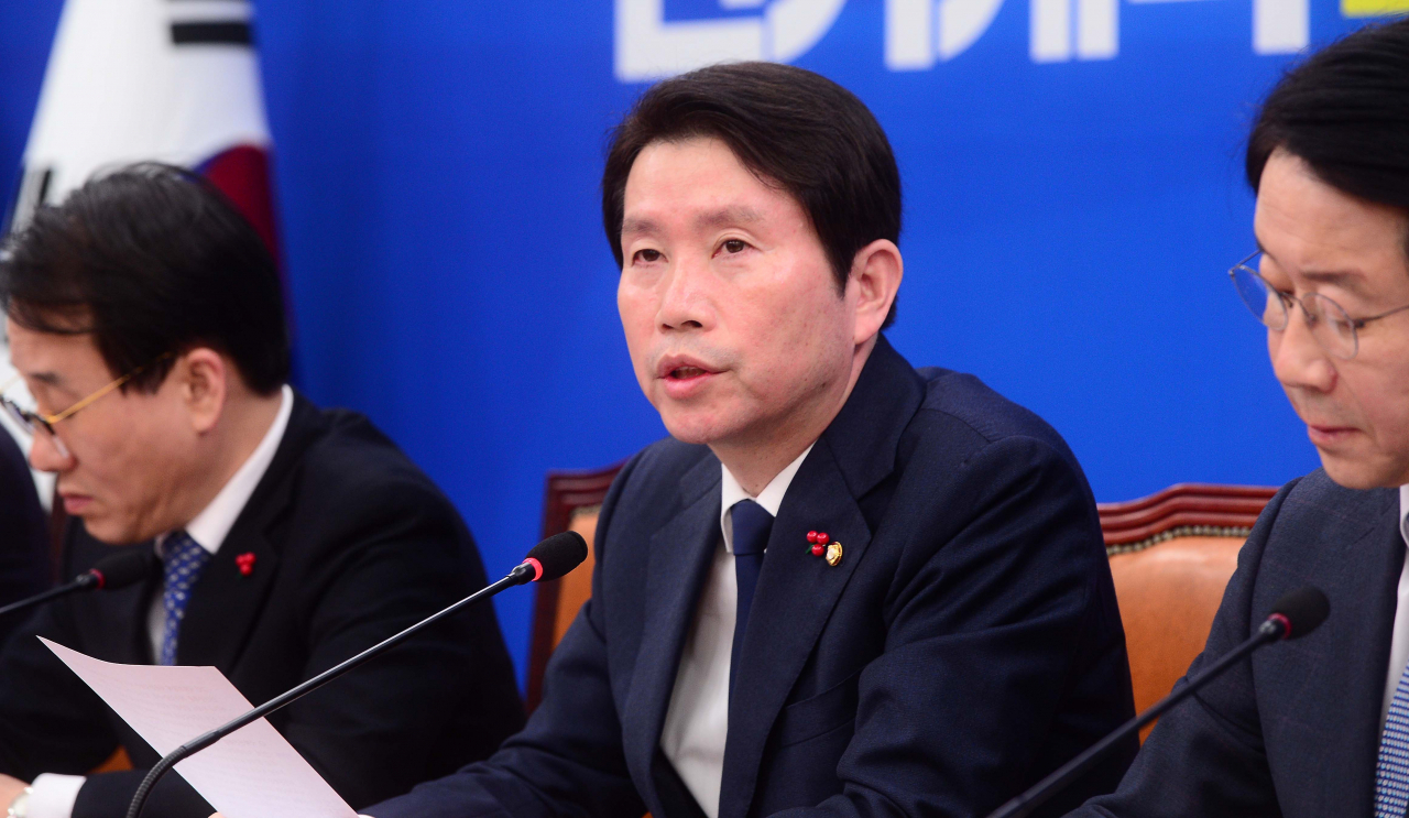 [헤럴드경제=이상섭 기자] 24일 오전 국회에서 열린 더불어민주당 원내대책회의-상임위간사단 연석회의에서 더불어민주당 이인영 원내대표가 발언하고 있다. babtong@heraldcorp.com