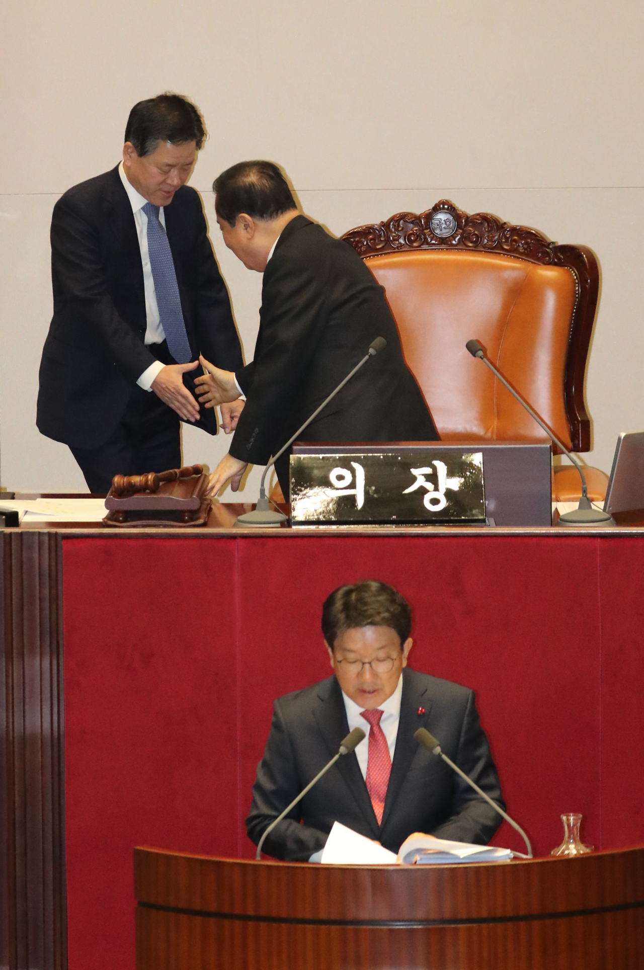 문희상 국회의장이 24일 오전 국회 본회의장에서 자유한국당 권성동 의원의 선거법개정안 반대 무제한 토론이 진행되는 동안 주승용 국회부의장과 교대하고 있다. [연합]