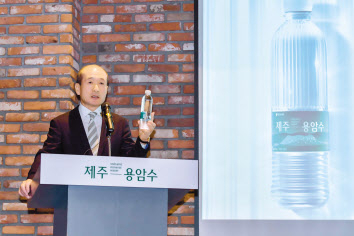 허인철 오리온 부회장이 11월 26일 마켓오 도곡점에서 열린 ‘오리온 제주용암수’ 출시 기자 간담회에서 제품을 선보이고 있다. [오리온 제공]