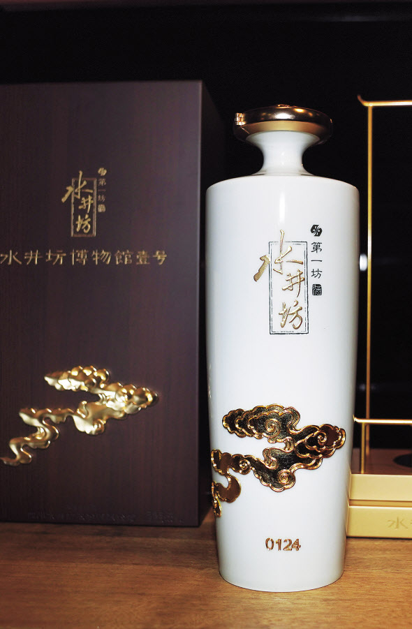 지난 23일 쓰촨(四川)성 청두(成都) 수정방박물관에서 리커창 총리가 문재인 대통령에게 선물한 특별제작 백주. 병 아래 숫자는 문 대통령의 생일이다. [연합]