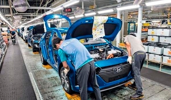 Hyundai Motor workers are seen at the automaker’s Ulsan plant. Hyundai Motor