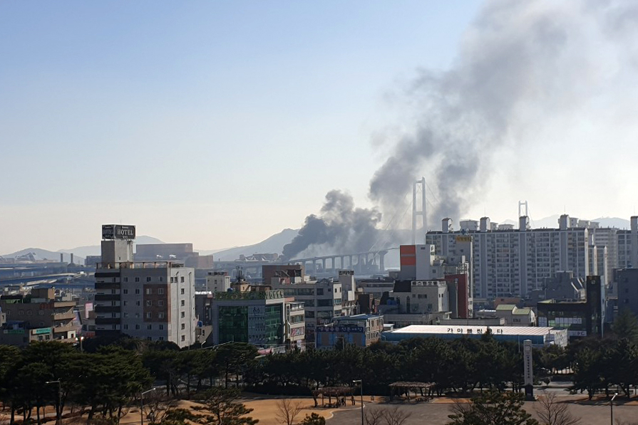 24일 오후 전남 광양시 금호동 포스코 광양제철소에서 폭발로 추정되는 화재가 발생해 짙은 연기가 나고 있다. 연합뉴스