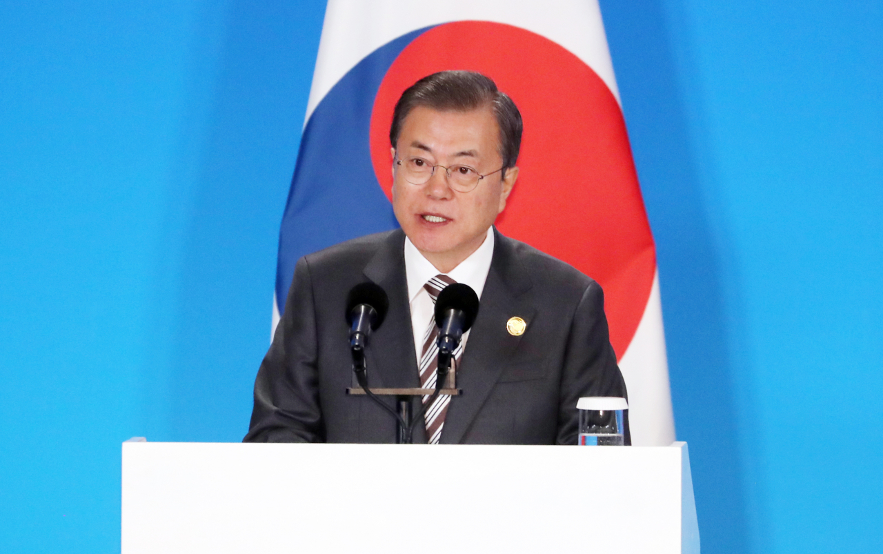문재인 대통령은 지난 24일(현지시간) 중국 쓰촨성 청두 세기성 열린 한중일 정상회담 이후 공동 언론발표를 하고 있다. [연합]
