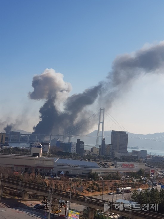 24일 오후 1시14분께 포스코 광양제철소 내부에서 폭발화재가 발생해 연기가 치솟고 있다. 박대성기자/parkds@heraldcorp.com