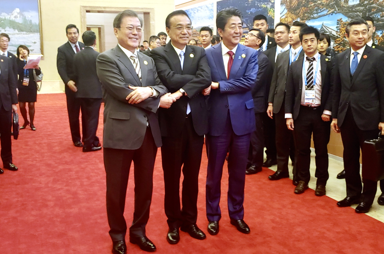 President Moon Jae-in, Chinese Premier Li Keqiang and Japanese Prime Minister Shinzo Abe pose for a photograph after the trilateral summit in Chengdu, Sichuan Province, China on Tuesday. Yonhap