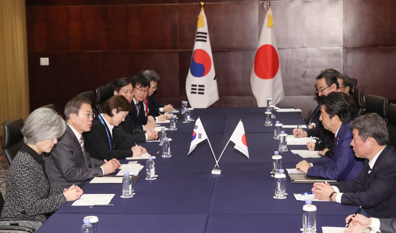 문재인 대통령이 24일(현지시간) 중국 쓰촨성 청두 세기성 샹그릴라호텔에서 열린 한일 정상회담에서 발언하고 있다. [연합]