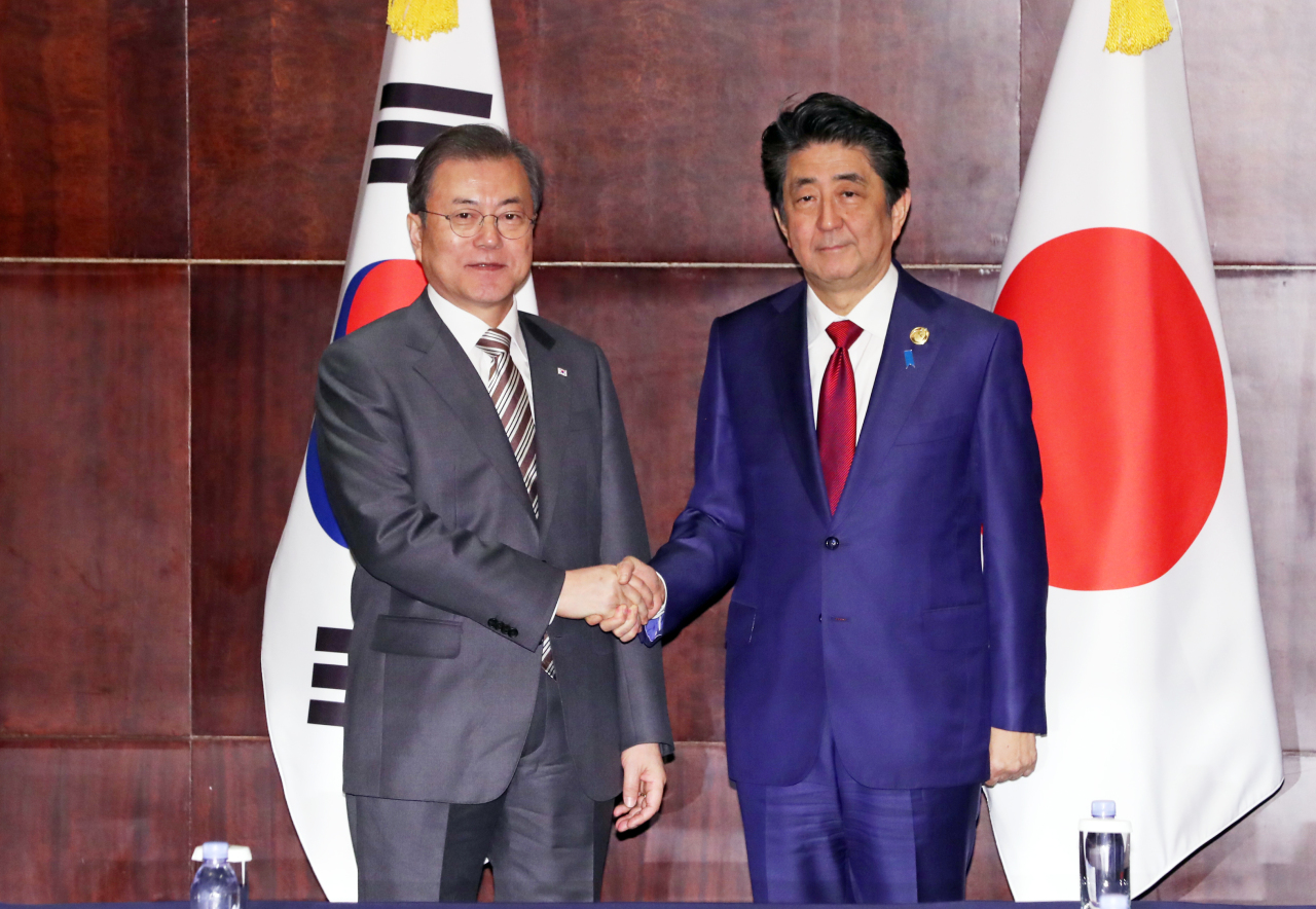 President Moon Jae-in and Japanese Prime Minister Shinzo Abe pose before the summit meeting in Chengdu, Sichuan Province, China on Tuesday. Yonhap