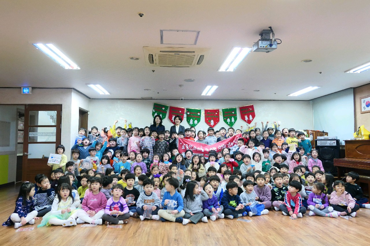 군포시 소중한아이들 유치원은 군포사랑장학금을 기탁했다. [군포시 제공]