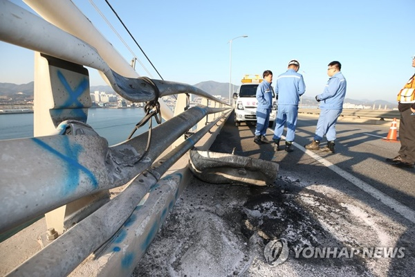 24일 오후 1시14분 발생한 포스코 광양제철소 폭발사고로 인해 파편이 인근 이순신대교까지 튕겨 다리 난간이 휘어지는 피해가 발생했다. [연합뉴스]
