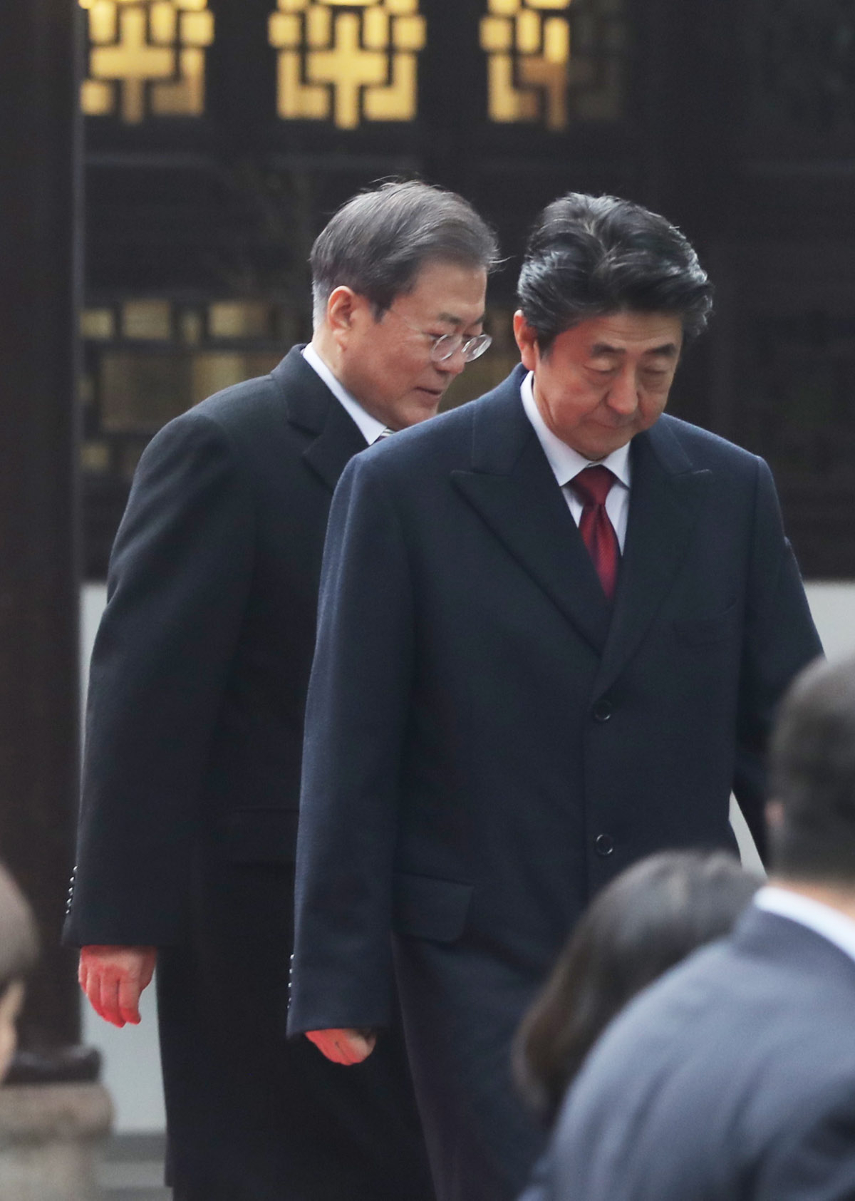 문재인 대통령과 아베 일본 총리가 24일(현지시간) 한중일 협력 20주년 행사가 열리는 중국 쓰촨성 청두 두보초당에 입장하고 있다. 두보초당은 당나라 시인 두보가 머무른 곳이다. 연합뉴스