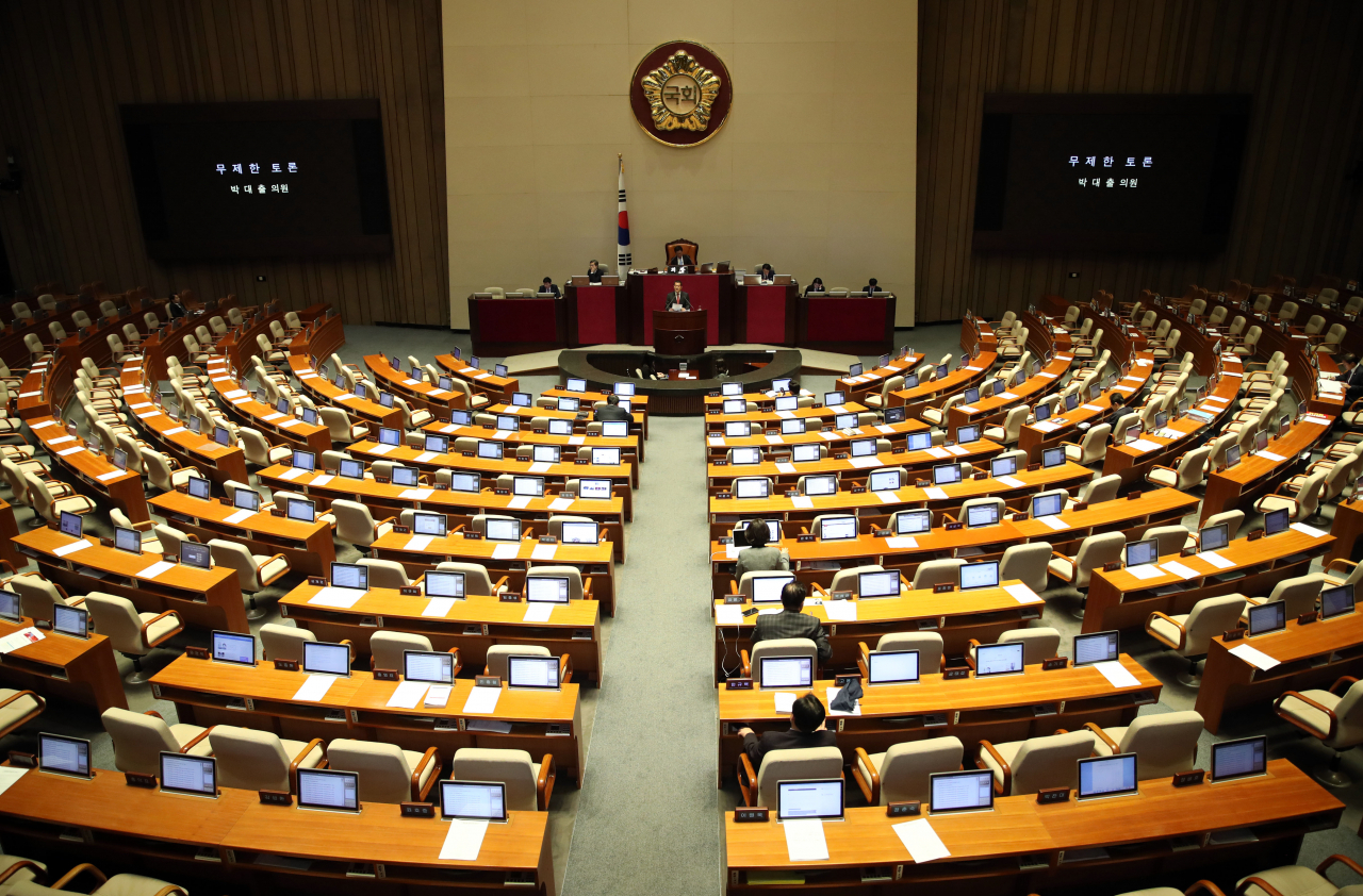 지난달 25일 국회 본회의장에서 박대출 자유한국당 의원이 공직선거법 개정안에 대해 무제한 토론을 하고 있다. [연합]