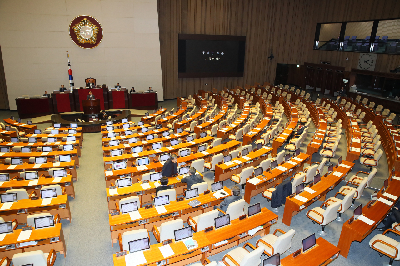 '공직선거법 개정안'에 대한 필리버스터가 계속된 24일 새벽 2시 20분께 더불어민주당 김종민 의원이 텅 빈 본회의장서 '무제한 토론'을 하고 있다. [연합]