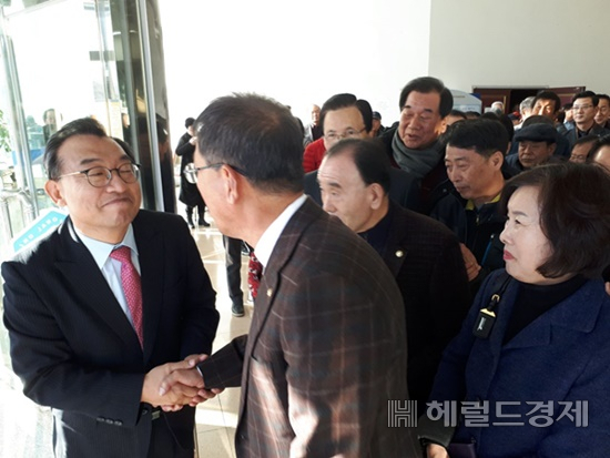 이정현 국회의원이 지난 12일 순천대에서 열린 의정보고회 자리에서 지역구(순천) 불출마를 선언한 뒤 아쉬워하는 지지자들과 일일이 악수와 포옹으로 배웅하고 있다. 박대성기자/parkds@heraldcorp.com